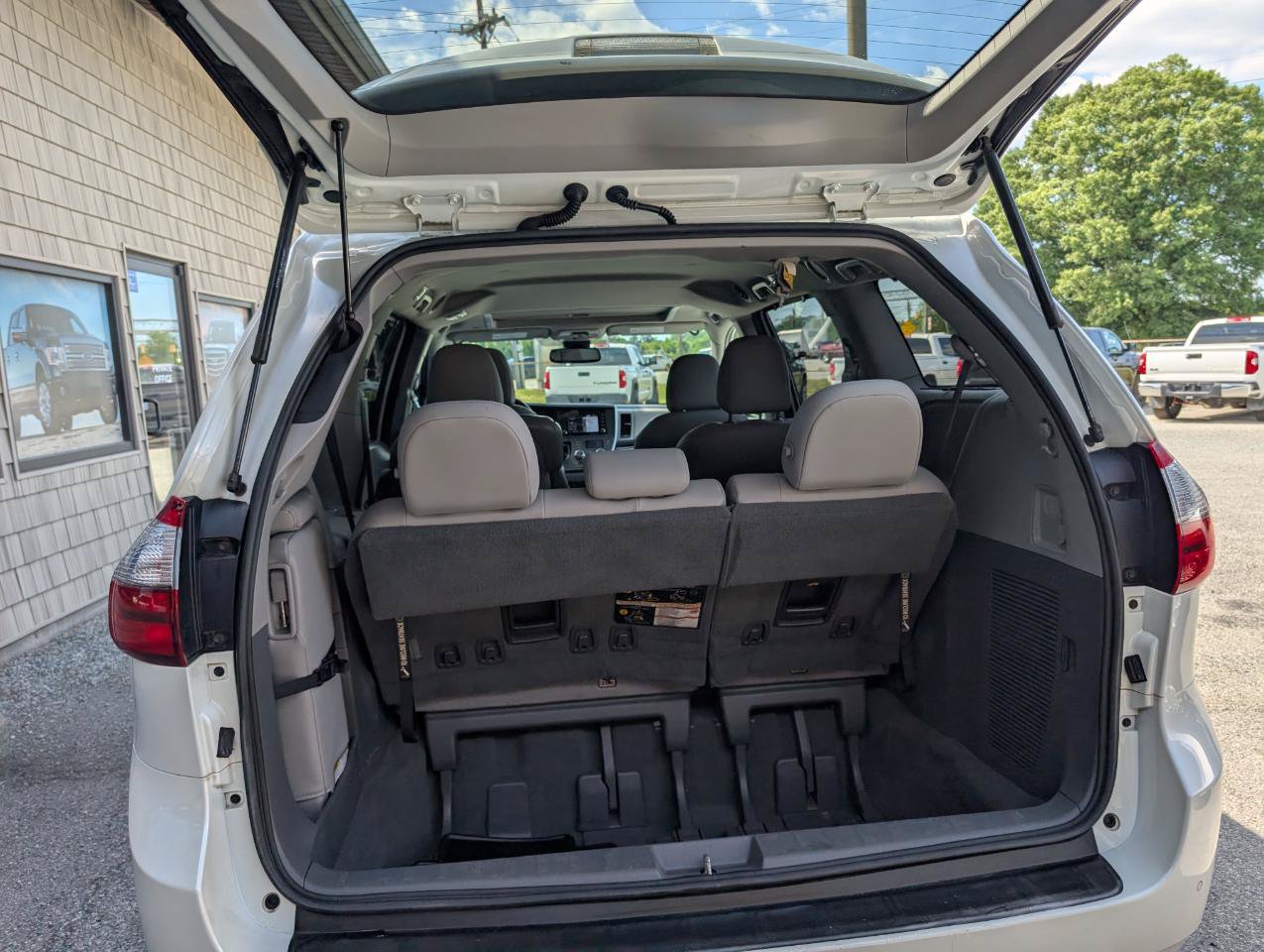 Used 2020 Toyota Sienna XLE w/ XLE Navigation Package FWD image 24