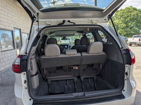 Used 2020 Toyota Sienna XLE w/ XLE Navigation Package FWD image 24