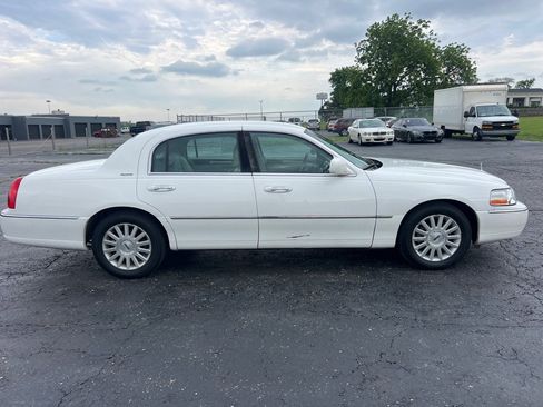 Used 2003 Lincoln Town Car Signature RWD image 8