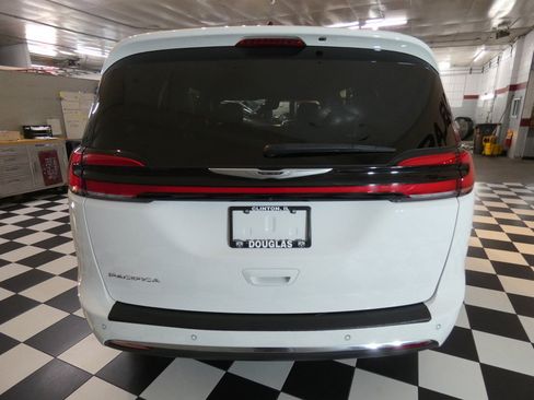 Used 2023 Chrysler Pacifica Touring FWD image 5