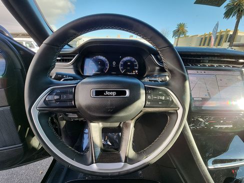 Certified 2024 Jeep Grand Cherokee Limited image 11