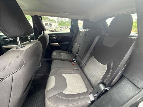 Used 2017 Jeep Cherokee Sport w/ Cold Weather Group AWD/4WD image 12