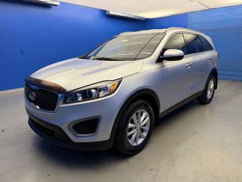 Used 2017 Kia Sorento FWD image 4