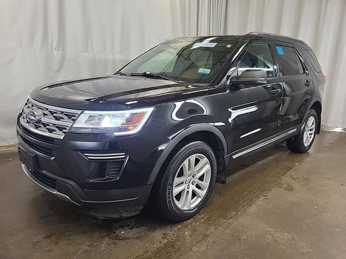 Used 2018 Ford Explorer XLT image 2