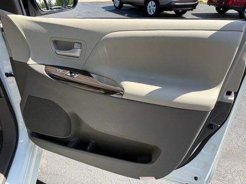 Used 2017 Toyota Sienna XLE w/ XLE Navigation Package AWD/4WD image 41