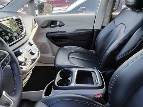 Used 2024 Chrysler Pacifica Touring-L FWD image 9