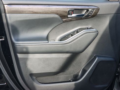 Used 2024 Toyota Highlander Platinum image 20