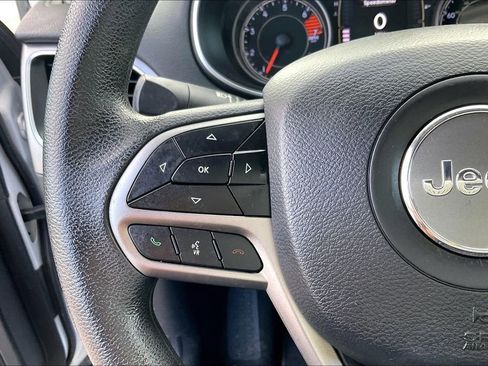Used 2019 Jeep Cherokee Latitude w/ Popular Appearance Group FWD image 17