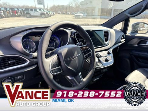 Used 2025 Chrysler Voyager LX image 11
