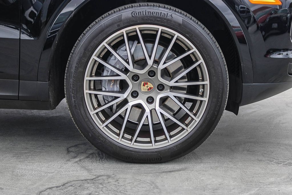 Used 2022 Porsche Cayenne Platinum Edition AWD/4WD image 11