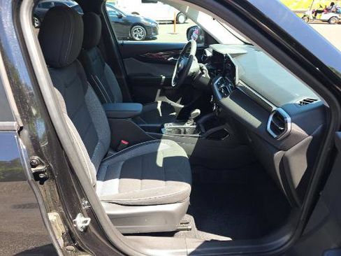 Used 2025 Chevrolet TrailBlazer LT AWD/4WD image 5