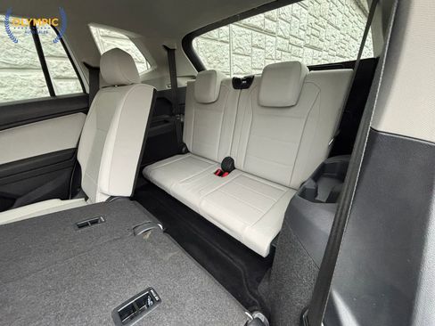 Used 2021 Volkswagen Tiguan SE image 40