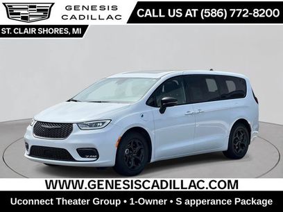 Used 2023 Chrysler Pacifica Limited w/ Uconnect Theater Family Group