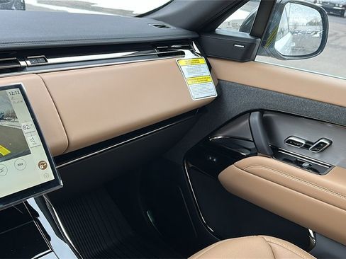 New 2025 Land Rover Range Rover Sport SE image 17