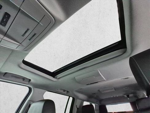 Used 2019 Chevrolet Suburban Premier AWD/4WD image 21