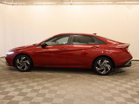Used 2025 Hyundai Elantra Sport image 2