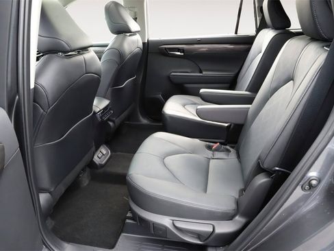 Used 2024 Toyota Highlander Platinum image 12