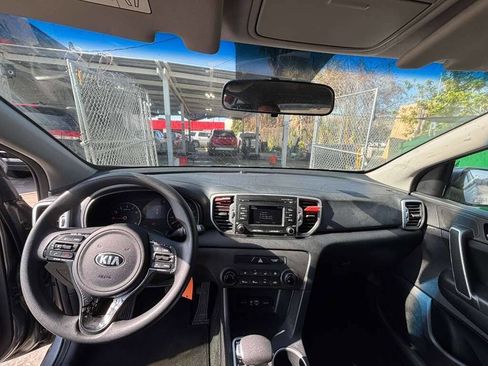 Used 2017 Kia Sportage LX image 2