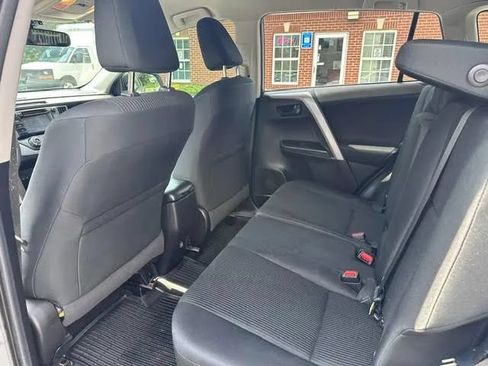 Used 2018 Toyota RAV4 LE FWD image 13