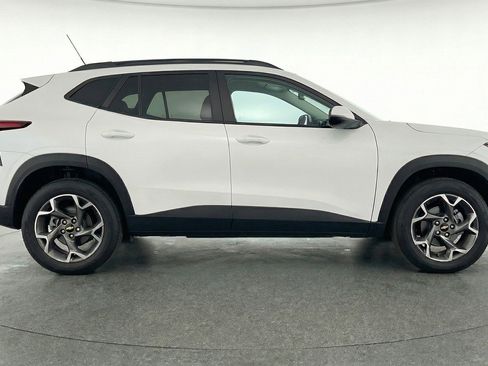 Used 2025 Chevrolet Trax LT w/ LT Convenience Package FWD image 11