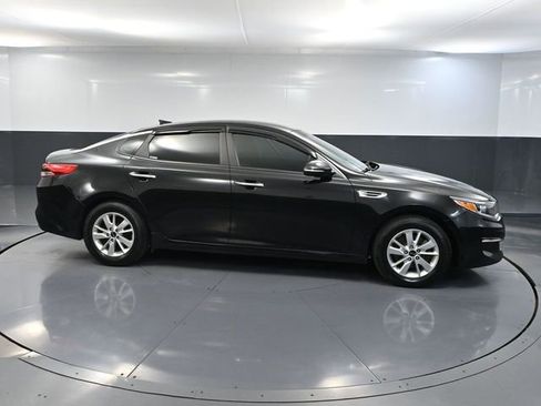 Used 2017 Kia Optima LX FWD image 3