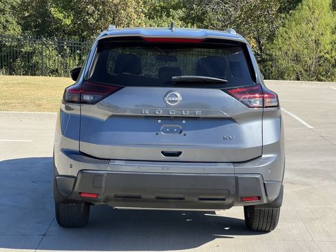 Used 2024 Nissan Rogue SV w/ SV Premium Package FWD image 4
