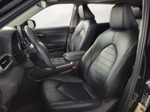 Used 2023 Toyota Highlander XLE FWD image 14