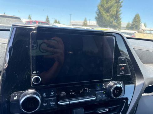 Used 2023 Toyota Highlander XLE FWD image 27