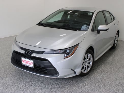 Used 2025 Toyota Corolla LE FWD image 2