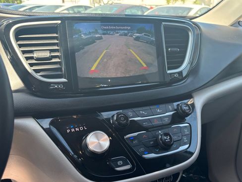 Used 2024 Chrysler Pacifica Touring-L FWD image 25