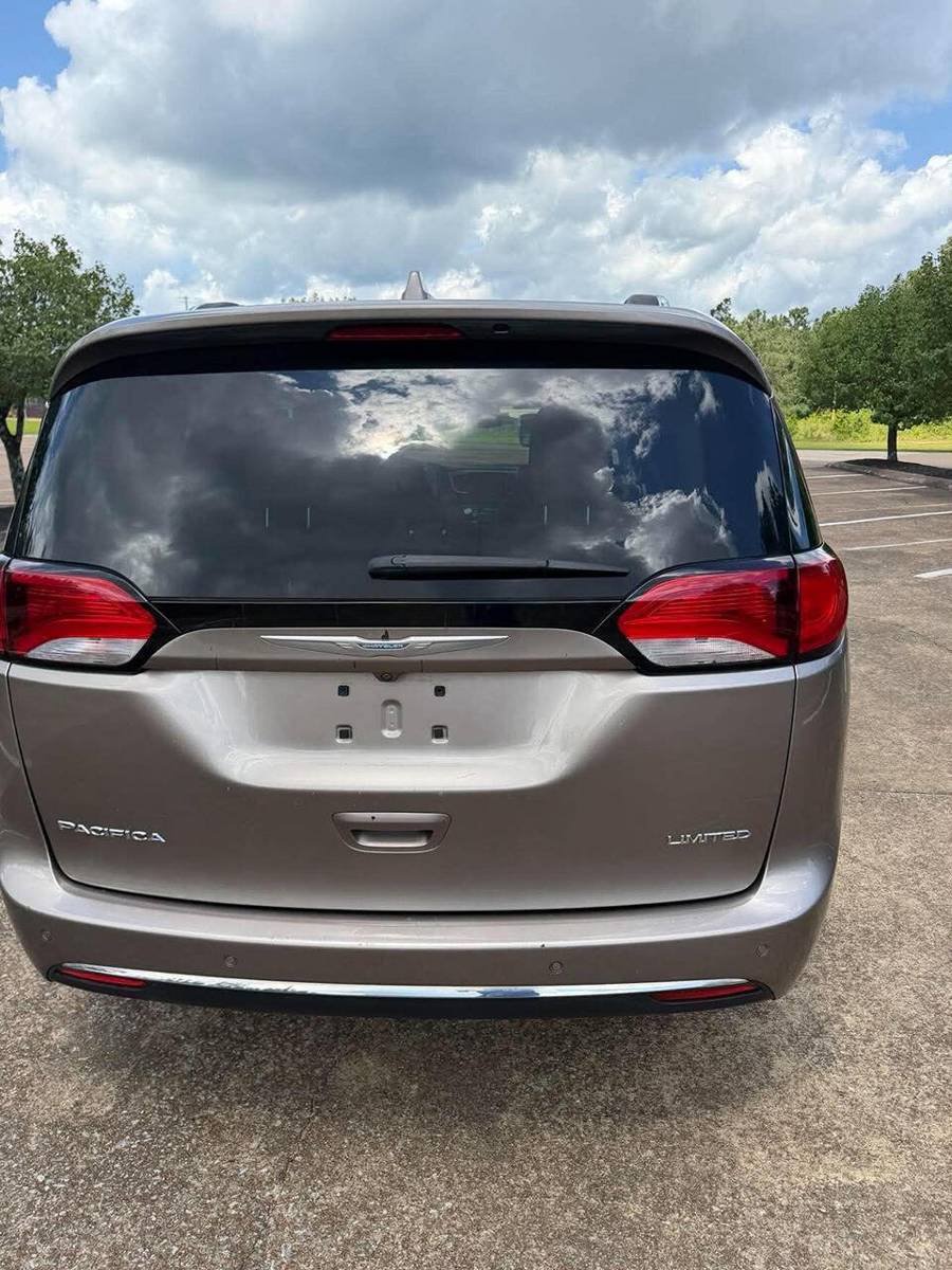 Used 2017 Chrysler Pacifica Limited FWD image 8