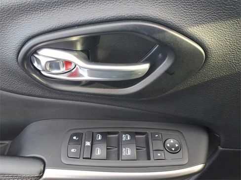 Certified 2022 Jeep Cherokee Latitude Lux w/ Sun & Sound Group image 27