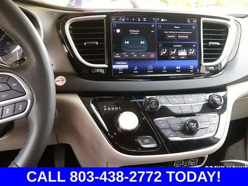 Used 2024 Chrysler Pacifica Touring-L FWD image 21