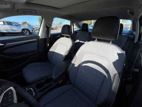 Used 2025 Volkswagen Jetta SE image 36