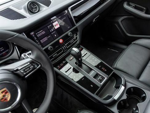 Certified 2026 Porsche Macan AWD/4WD image 30