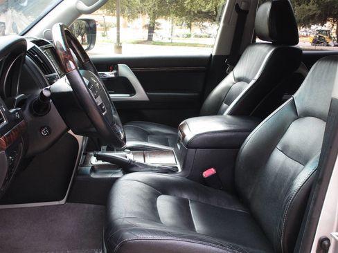 Used 2014 Toyota Land Cruiser image 9