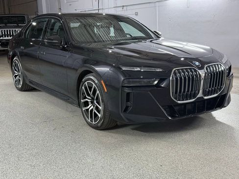 Used 2023 BMW 760i xDrive w/ Executive Package image 2