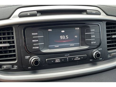 Used 2018 Kia Sorento LX image 27