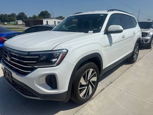 Used 2025 Volkswagen Atlas SE FWD image 2