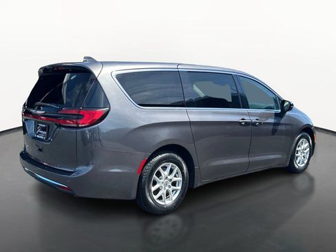 Used 2023 Chrysler Pacifica Touring-L FWD image 3