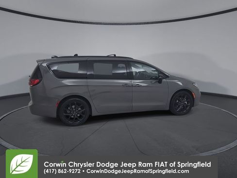 Used 2025 Chrysler Pacifica Limited FWD image 16