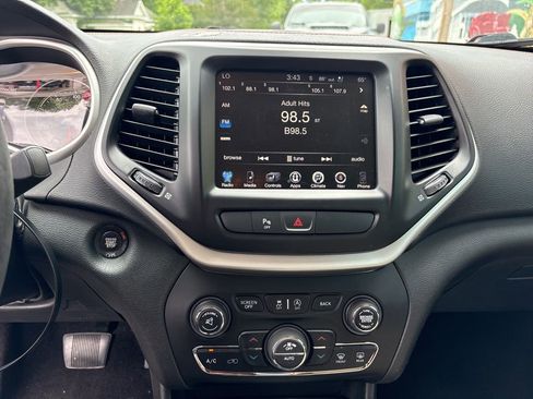 Used 2017 Jeep Cherokee Limited w/ Luxury Group AWD/4WD image 19
