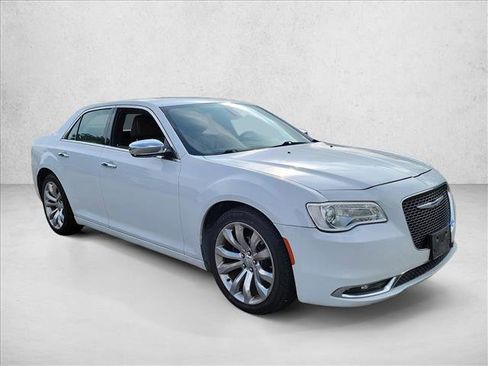 Used 2018 Chrysler 300 Limited RWD image 3