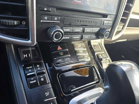 Used 2018 Porsche Cayenne Platinum Edition image 31