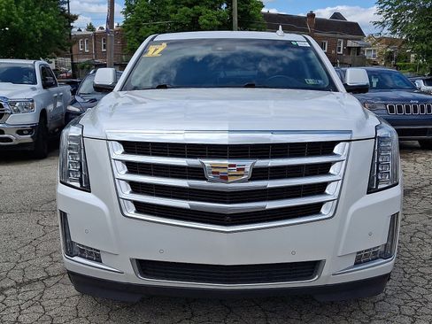 Used 2017 Cadillac Escalade Luxury AWD/4WD image 2