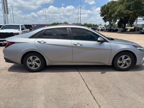 Used 2021 Hyundai Elantra SE FWD image 2