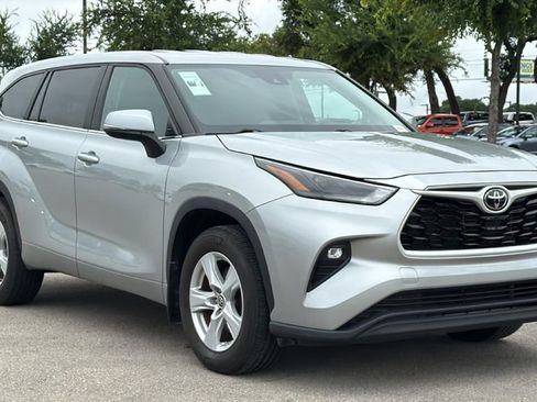 Used 2024 Toyota Highlander LE AWD/4WD image 3