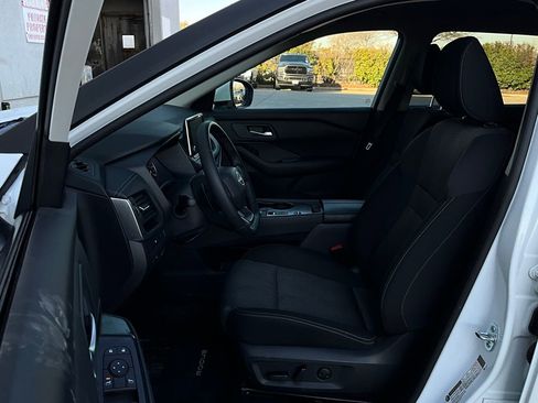Used 2025 Nissan Rogue SV image 10