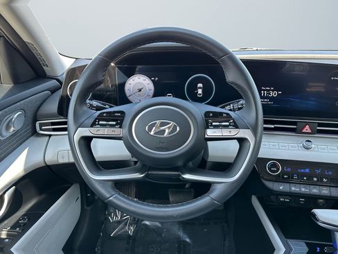 Used 2023 Hyundai Elantra Limited image 12