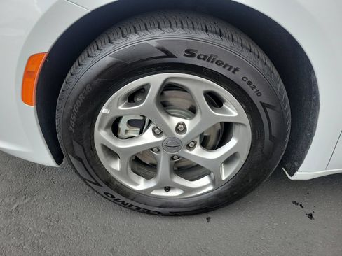 Used 2024 Chrysler Pacifica Limited FWD image 31
